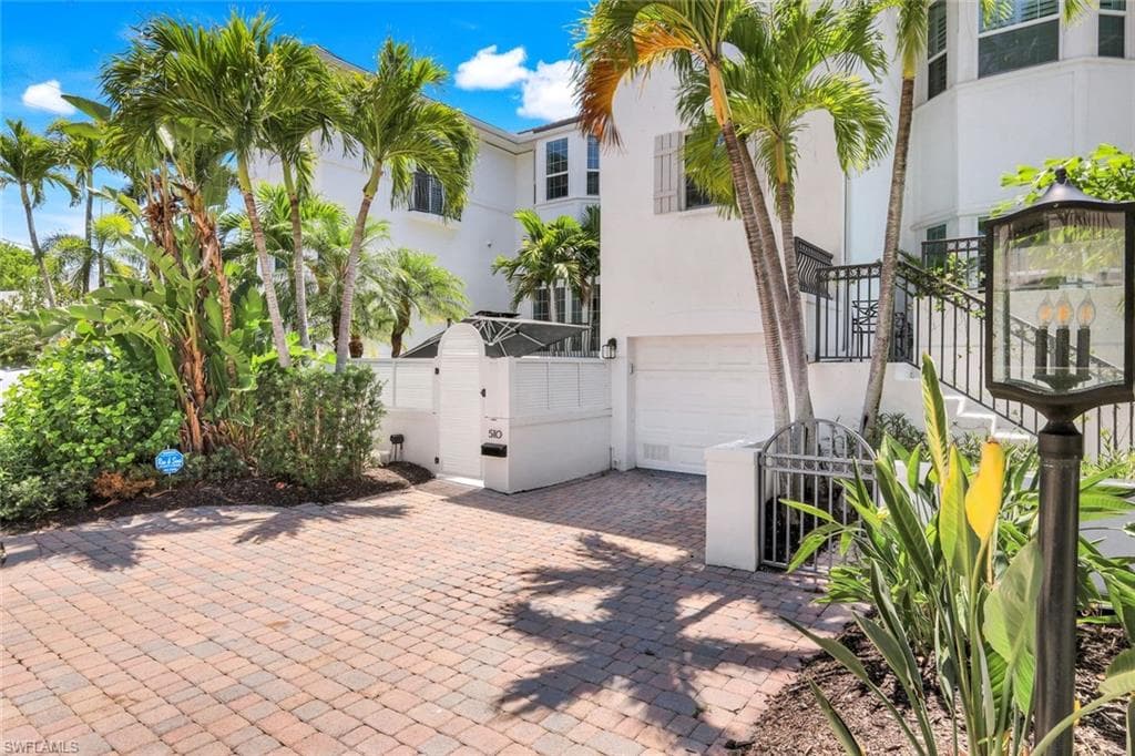 510 2nd St S 102, Naples, FL 34102-35