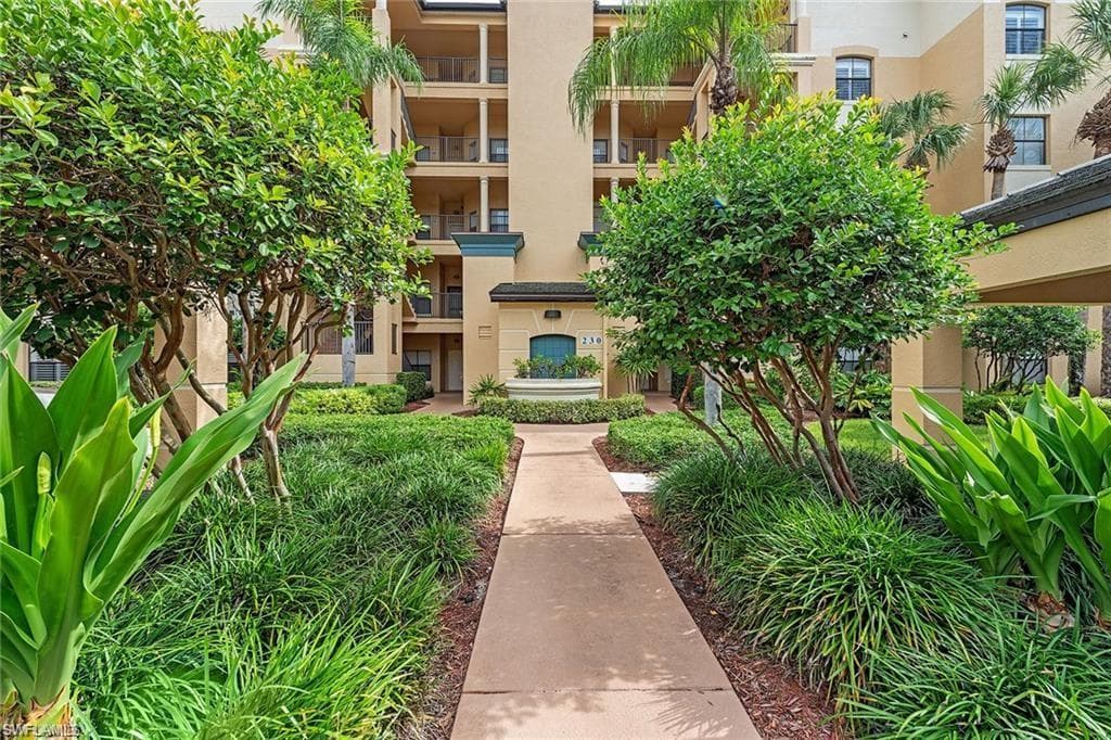 230 Vintage Cir A102, Naples, FL 34119-1