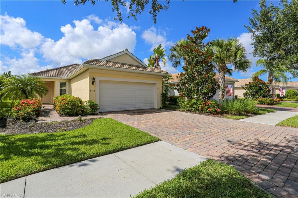 8482 Karina Ct, Naples, FL 34114-2