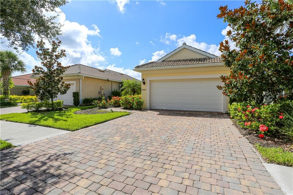 8482 Karina Ct, Naples, FL 34114-37