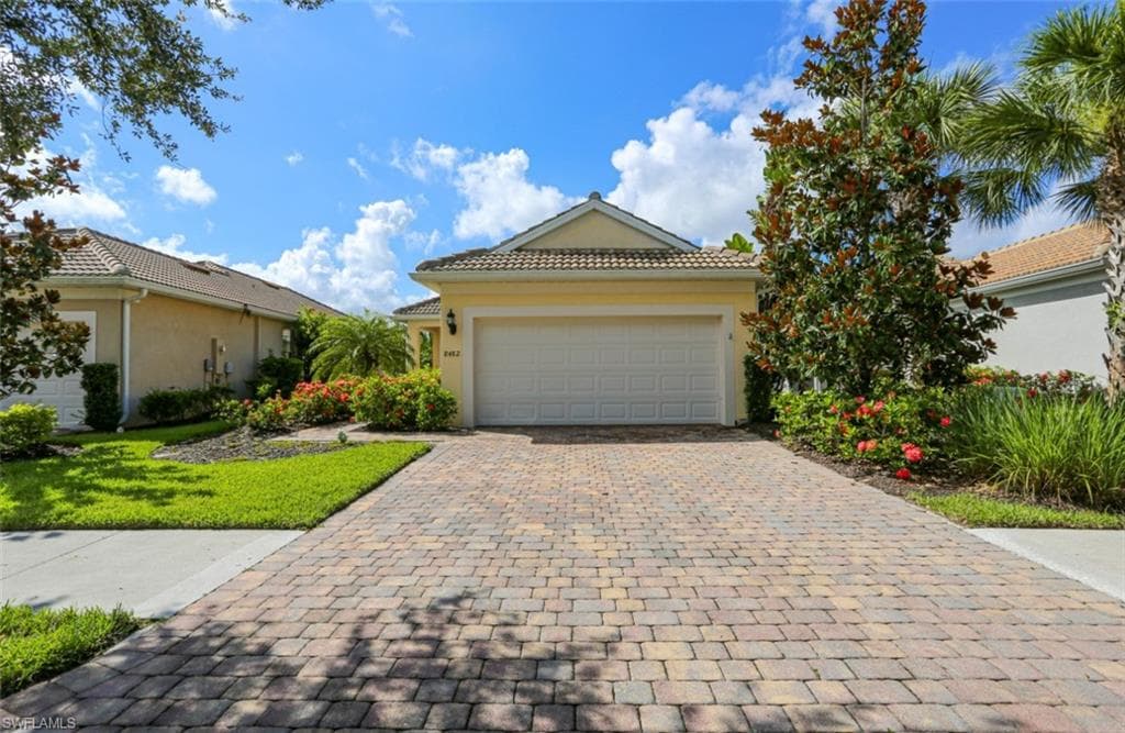 8482 Karina Ct, Naples, FL 34114-3