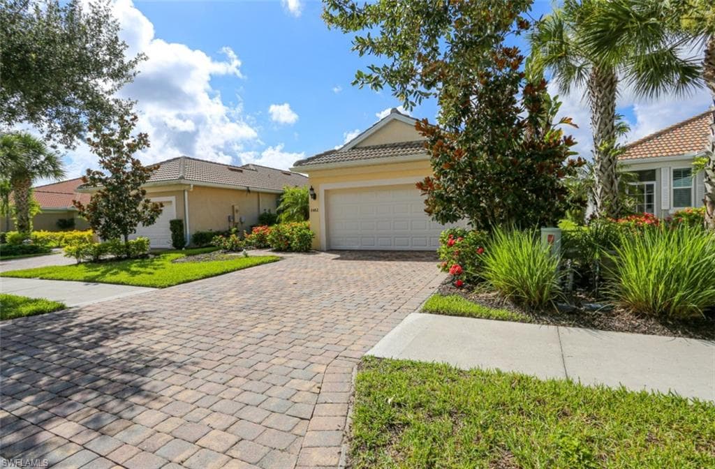 8482 Karina Ct, Naples, FL 34114-4