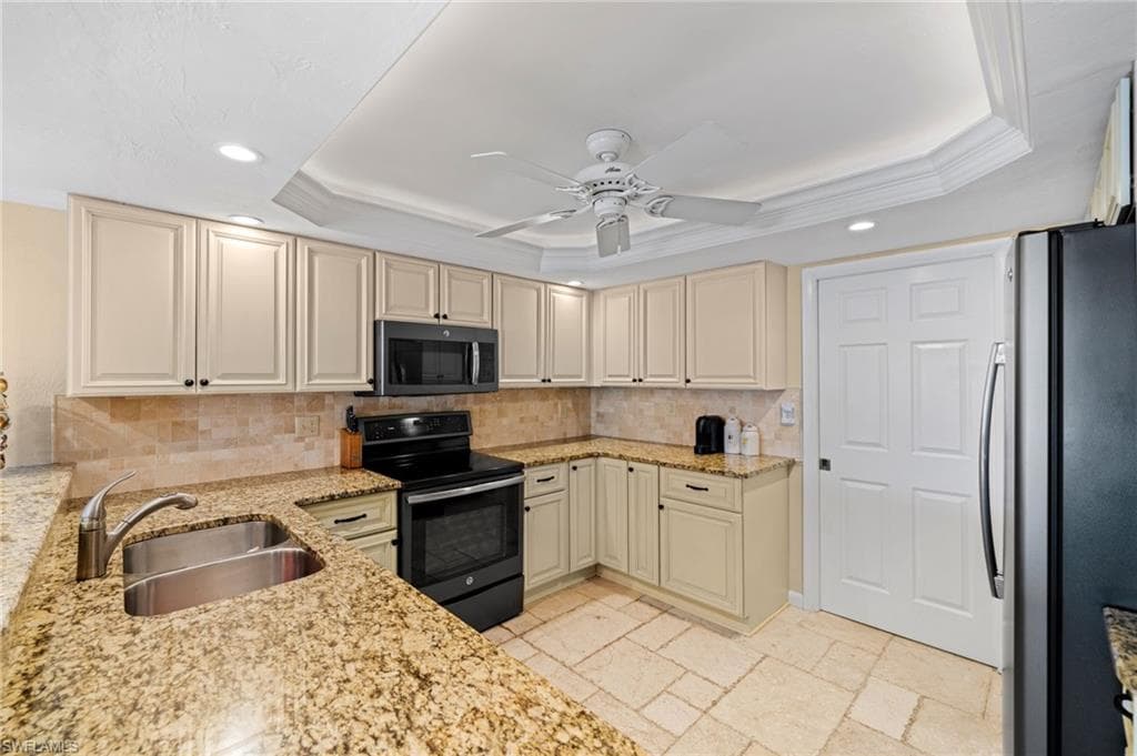 1400 Blue Point Ave 202, Naples, FL 34102-5