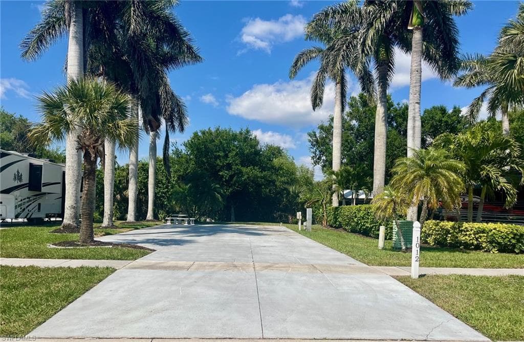 1012 Diamond Lake Cir S, Naples, FL 34114-2