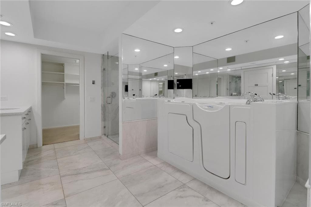 8231 Bay Colony Dr 602, Naples, FL 34108-25