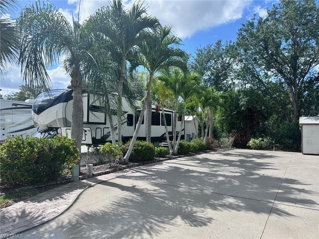 1602 Diamond Lake Cir N, Naples, FL 34114-3