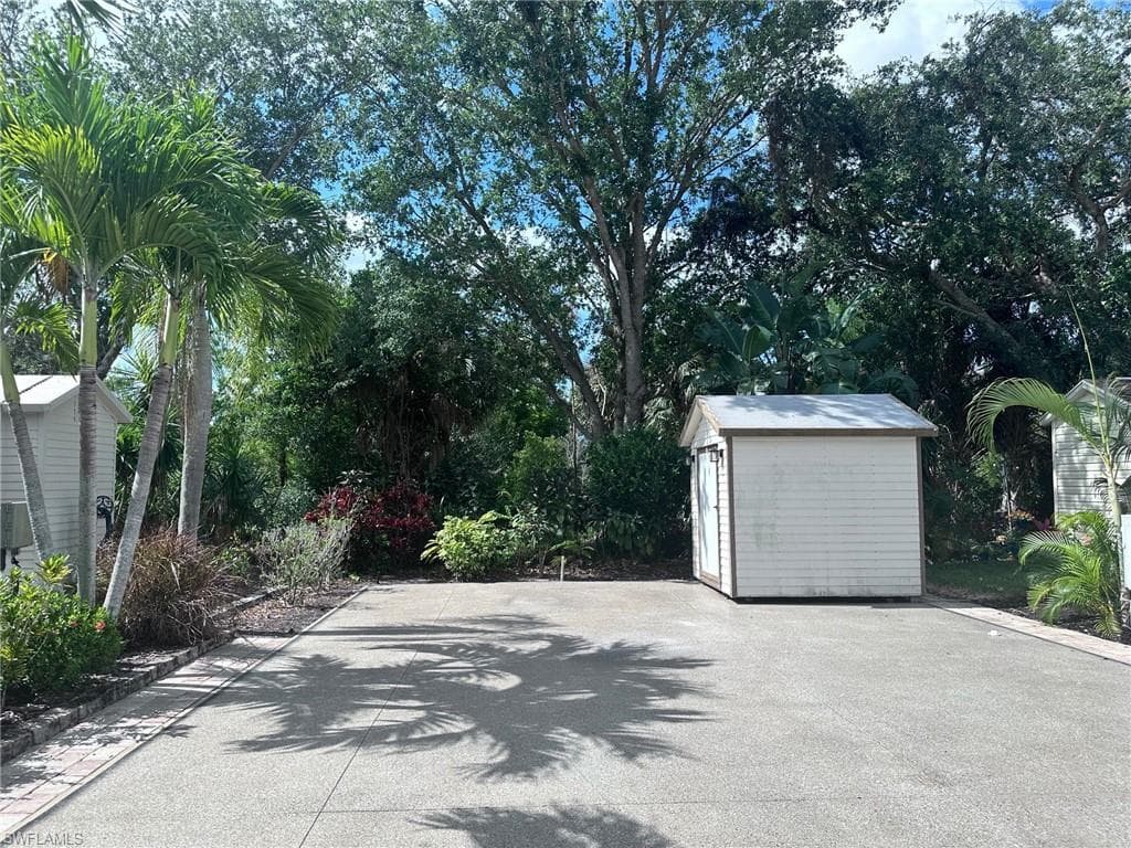 1602 Diamond Lake Cir N, Naples, FL 34114-5