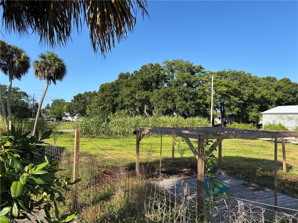 133 Florida Ave NW, Moore Haven, FL 33471-9