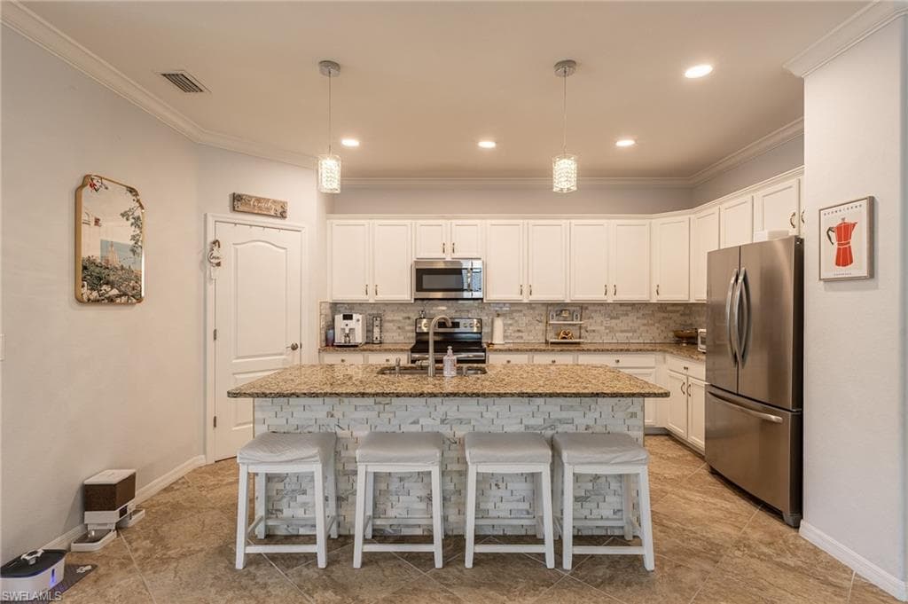 9231 Shadow Oak Ln, Naples, FL 34120-17