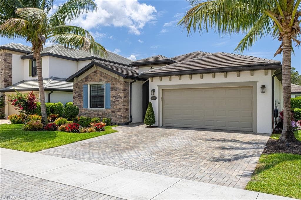 9231 Shadow Oak Ln, Naples, FL 34120-3
