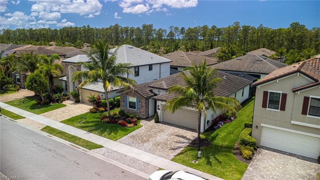 9231 Shadow Oak Ln, Naples, FL 34120-4