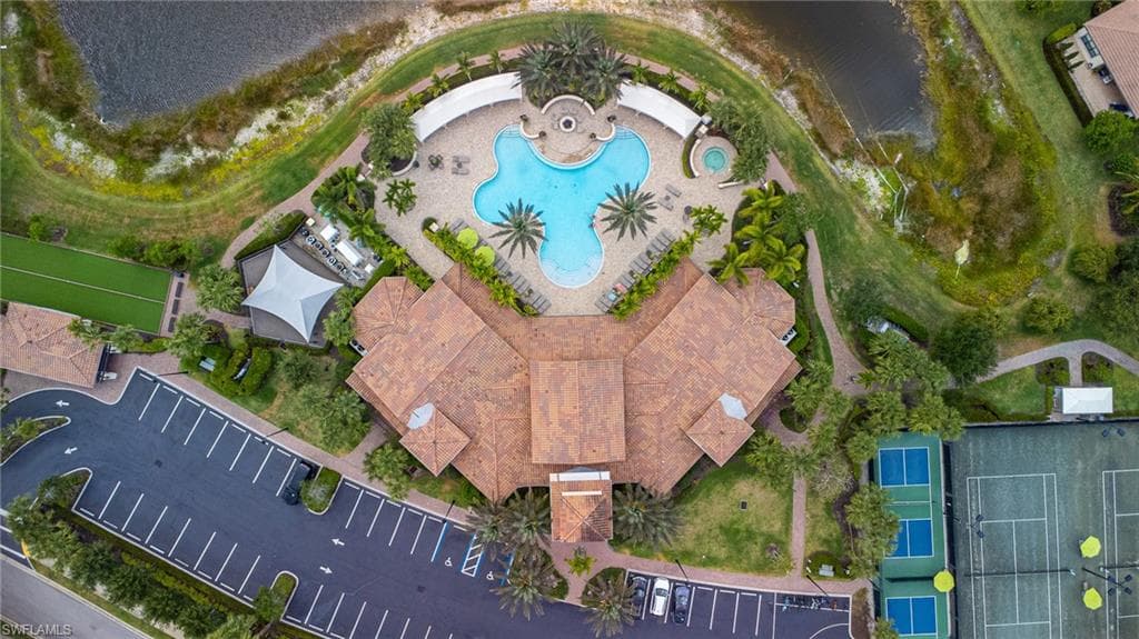 9231 Shadow Oak Ln, Naples, FL 34120-6