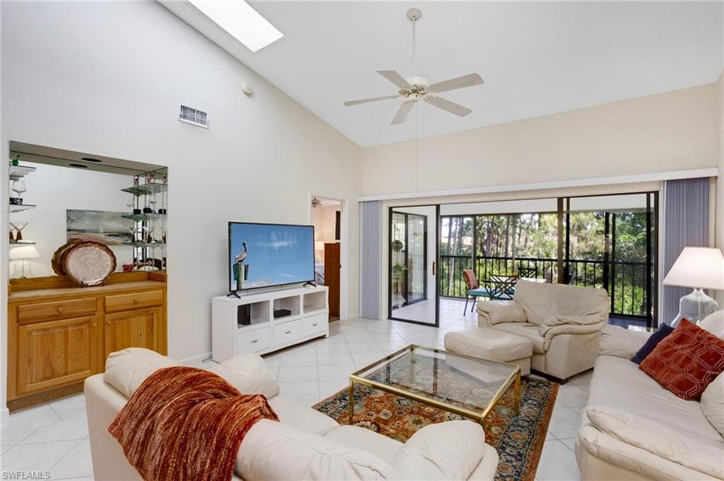 15400 Cedarwood Ln 204, Naples, FL 34110-9