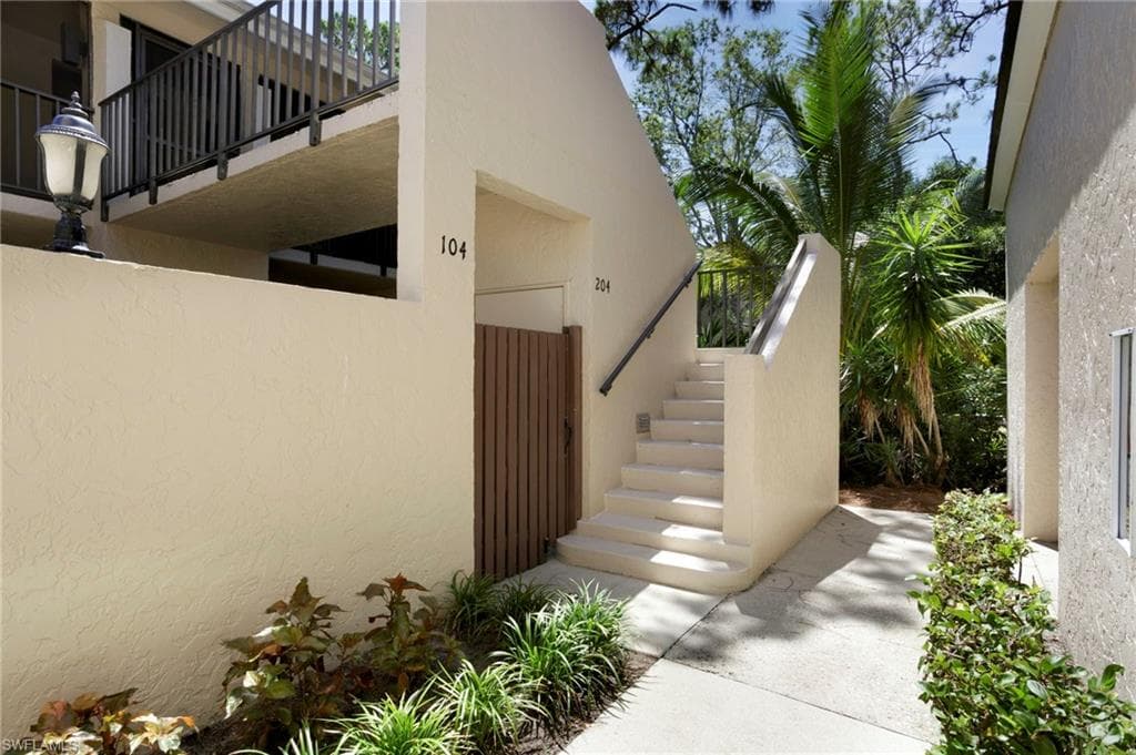 15400 Cedarwood Ln 204, Naples, FL 34110-4