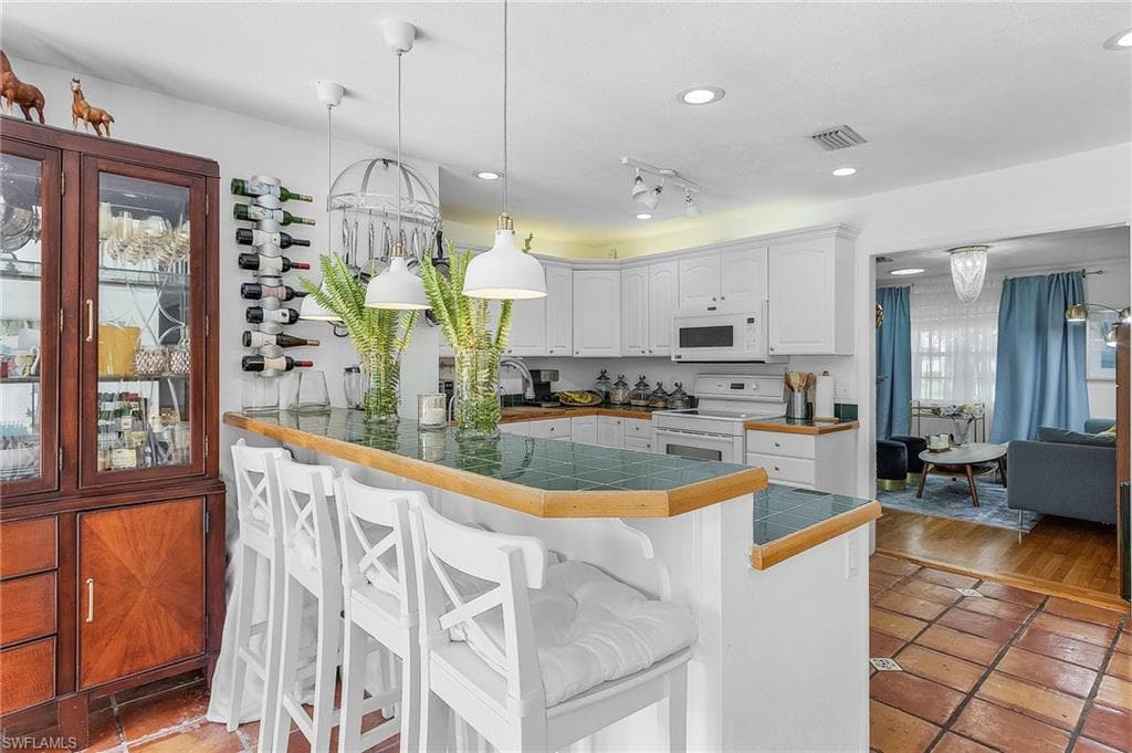 27553 Playa Del Rey Ln, Bonita Springs, FL 34135-9
