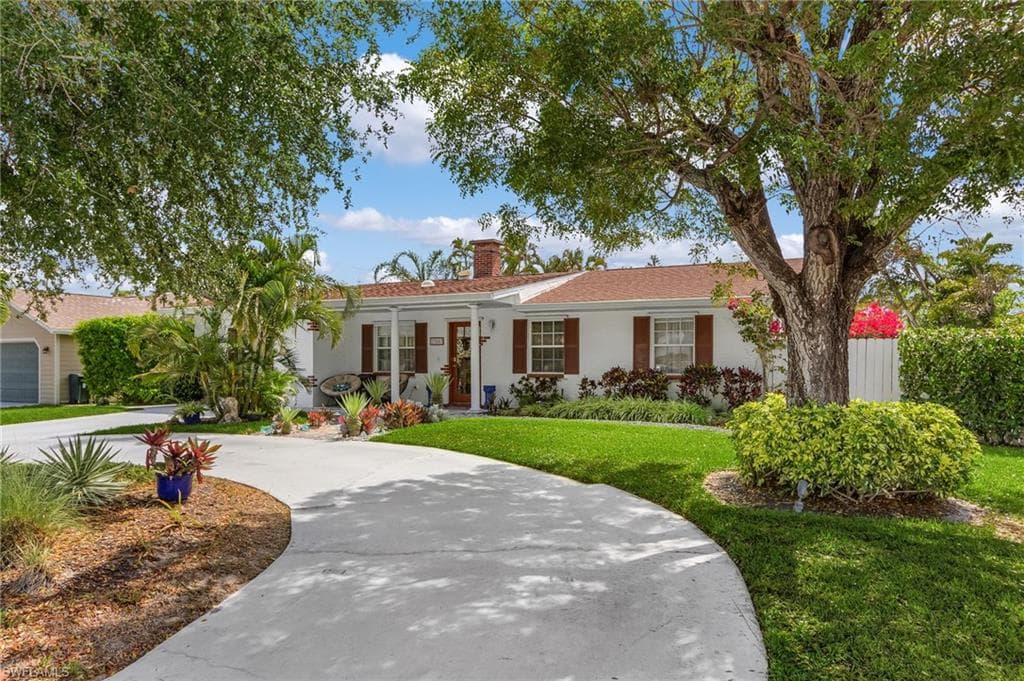 27553 Playa Del Rey Ln, Bonita Springs, FL 34135-1