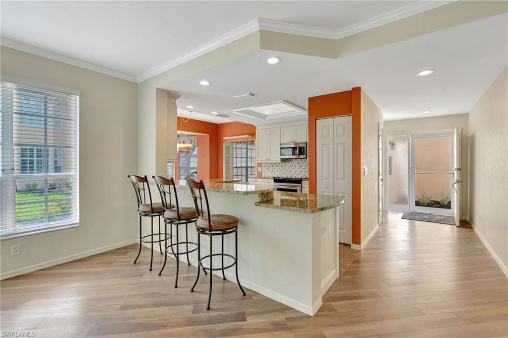 737 Wiggins Lake Dr 102, Naples, FL 34110-9