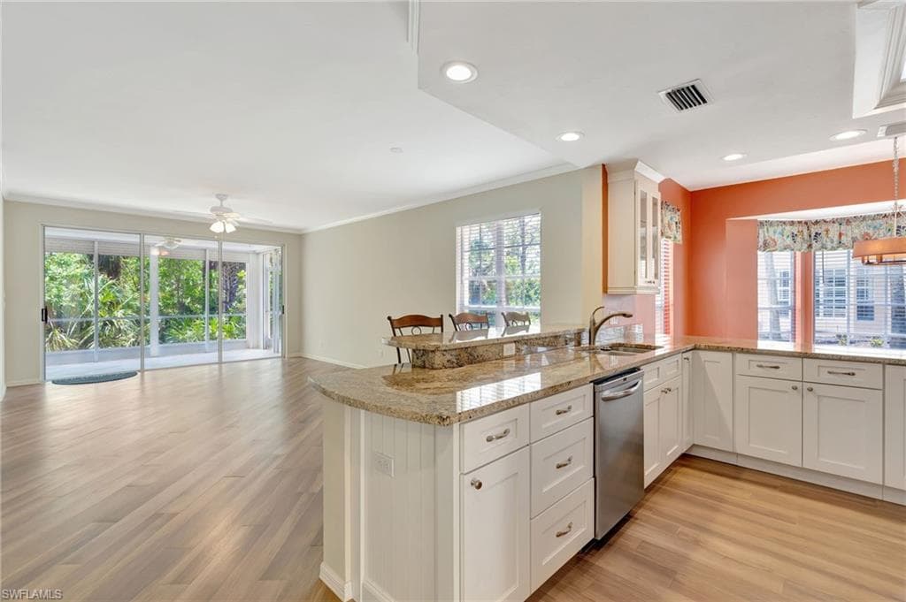 737 Wiggins Lake Dr 102, Naples, FL 34110-10