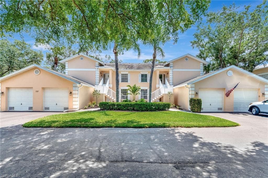 737 Wiggins Lake Dr 102, Naples, FL 34110-3