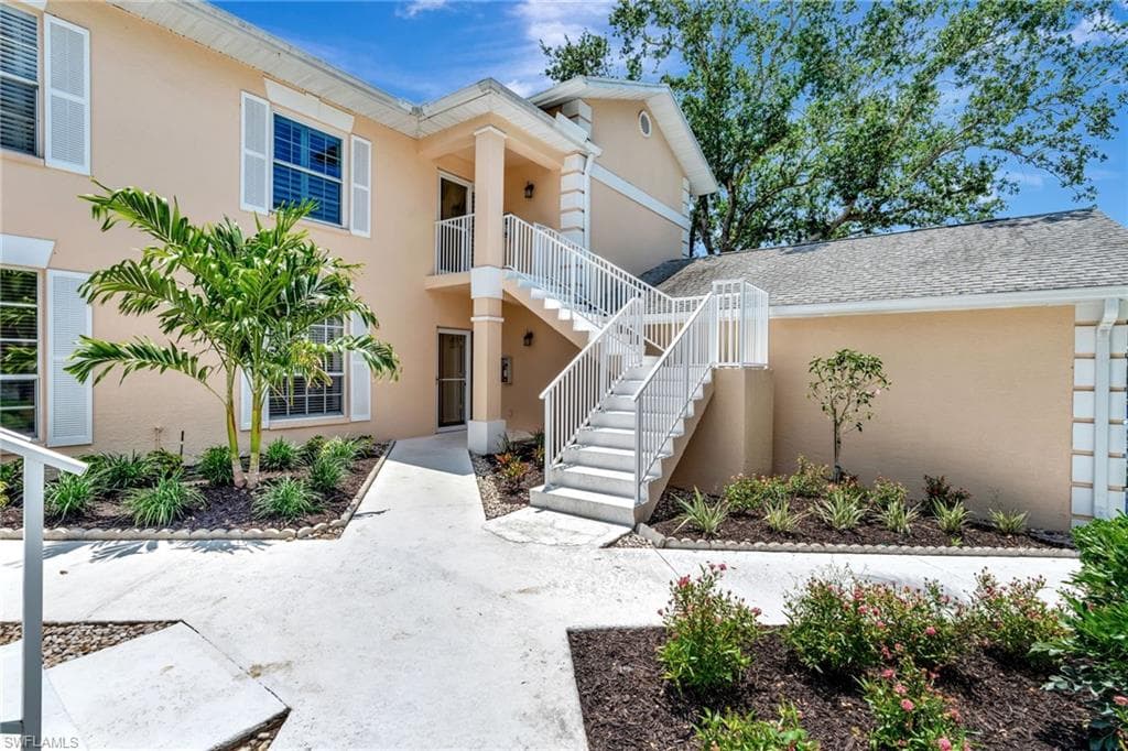 737 Wiggins Lake Dr 102, Naples, FL 34110-4