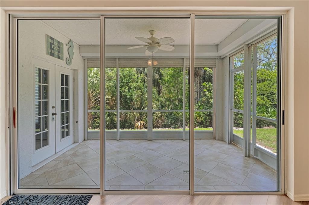 737 Wiggins Lake Dr 102, Naples, FL 34110-8