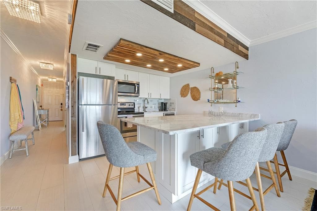 260 Southbay Dr 102, Naples, FL 34108-1