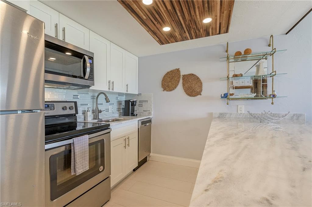260 Southbay Dr 102, Naples, FL 34108-3