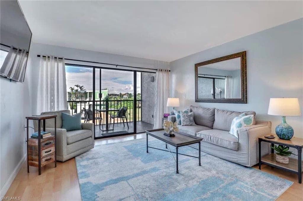 260 Southbay Dr 103, Naples, FL 34108-9
