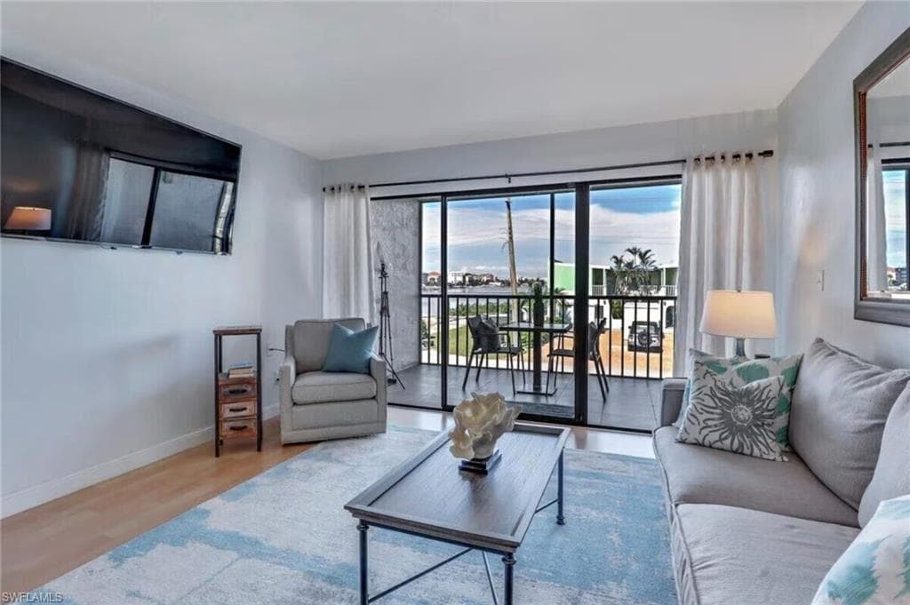 260 Southbay Dr 103, Naples, FL 34108-10
