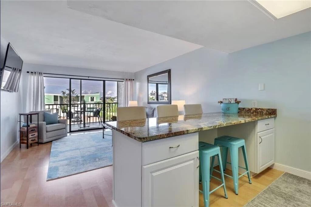 260 Southbay Dr 103, Naples, FL 34108-2