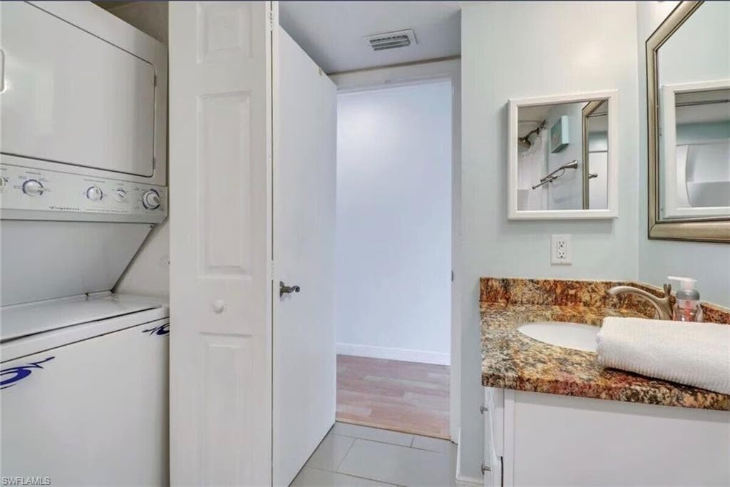 260 Southbay Dr 103, Naples, FL 34108-4