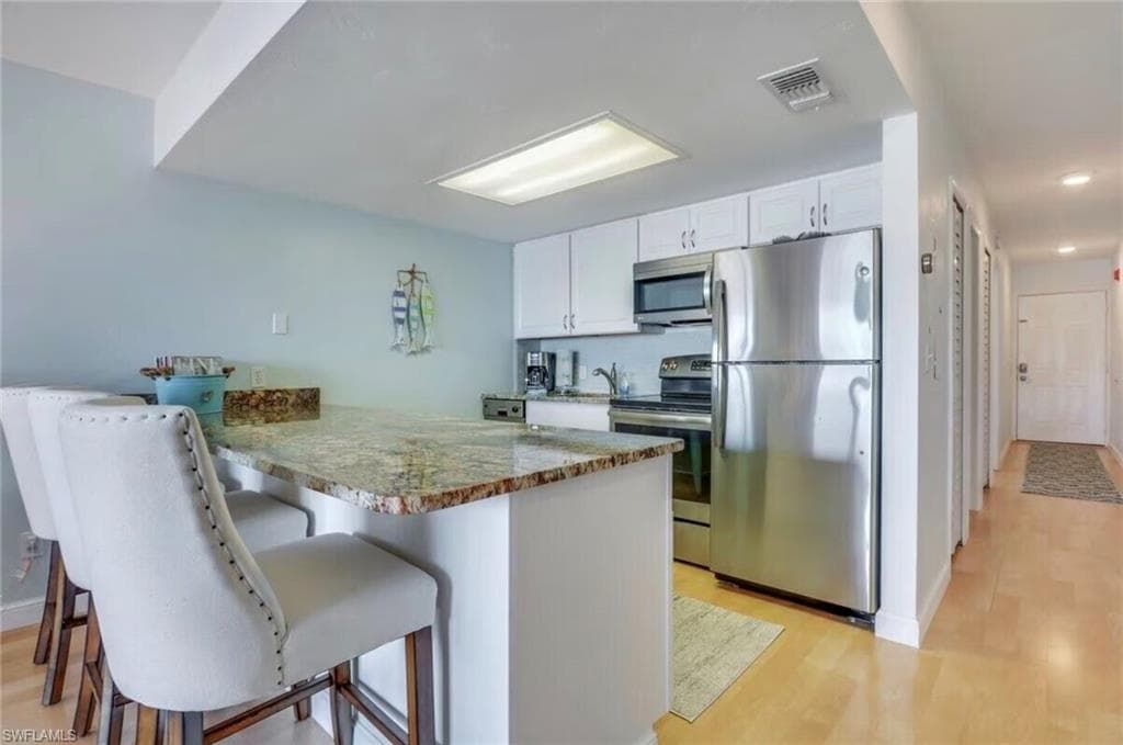 260 Southbay Dr 103, Naples, FL 34108-5