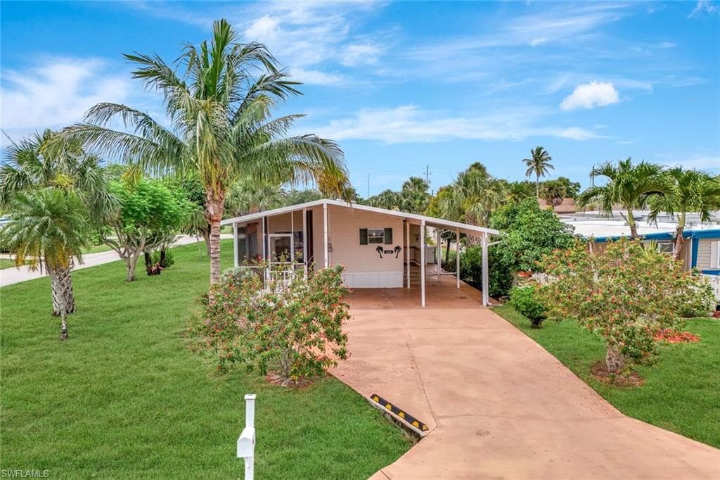 524 Menton Ln, Naples, FL 34112-1