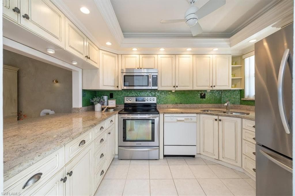 21 High Point Cir E 502, Naples, FL 34103-17