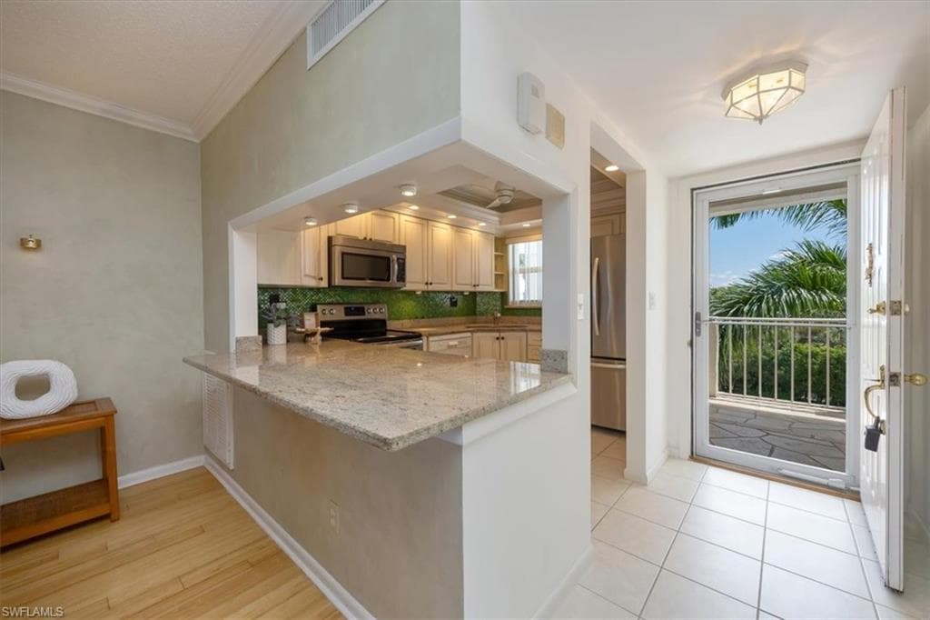 21 High Point Cir E 502, Naples, FL 34103-19