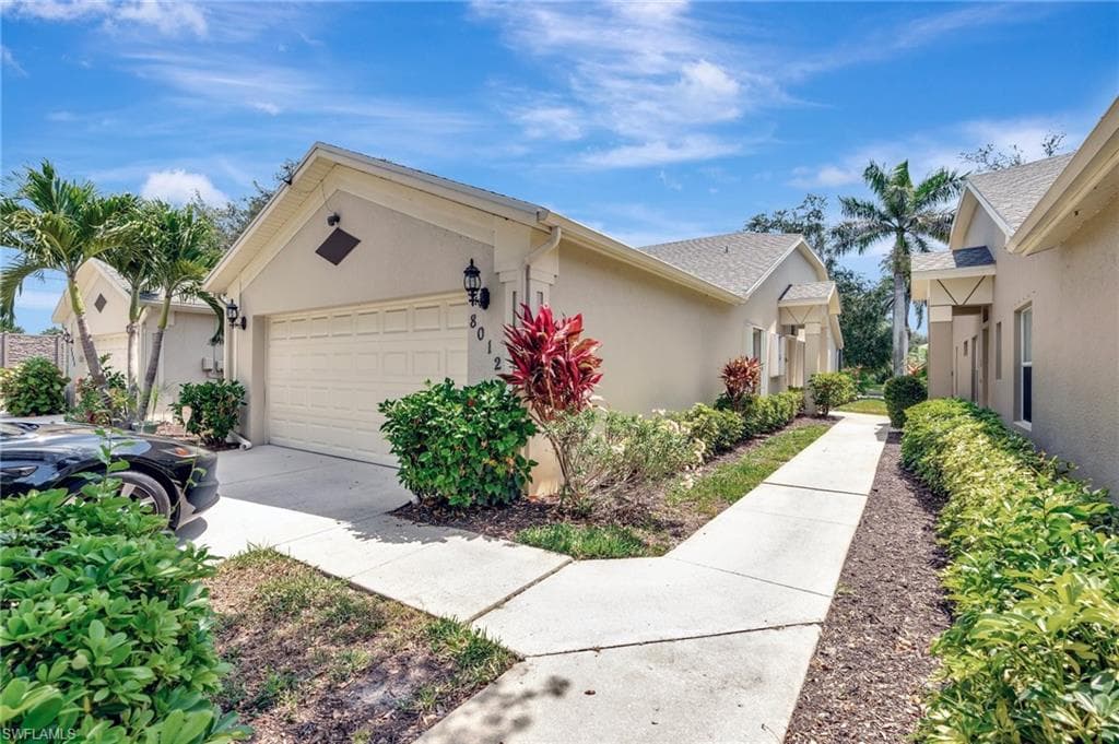 8012 Sivon Way 902, Naples, FL 34119-4