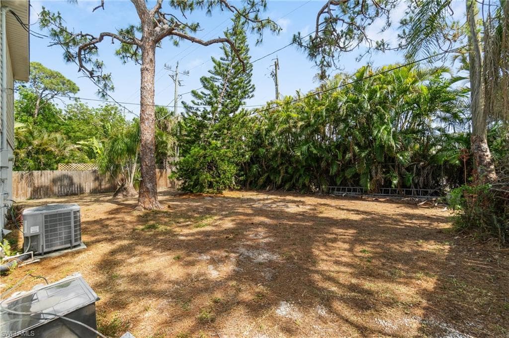 9025 Somerset Ln, Bonita Springs, FL 34135-9