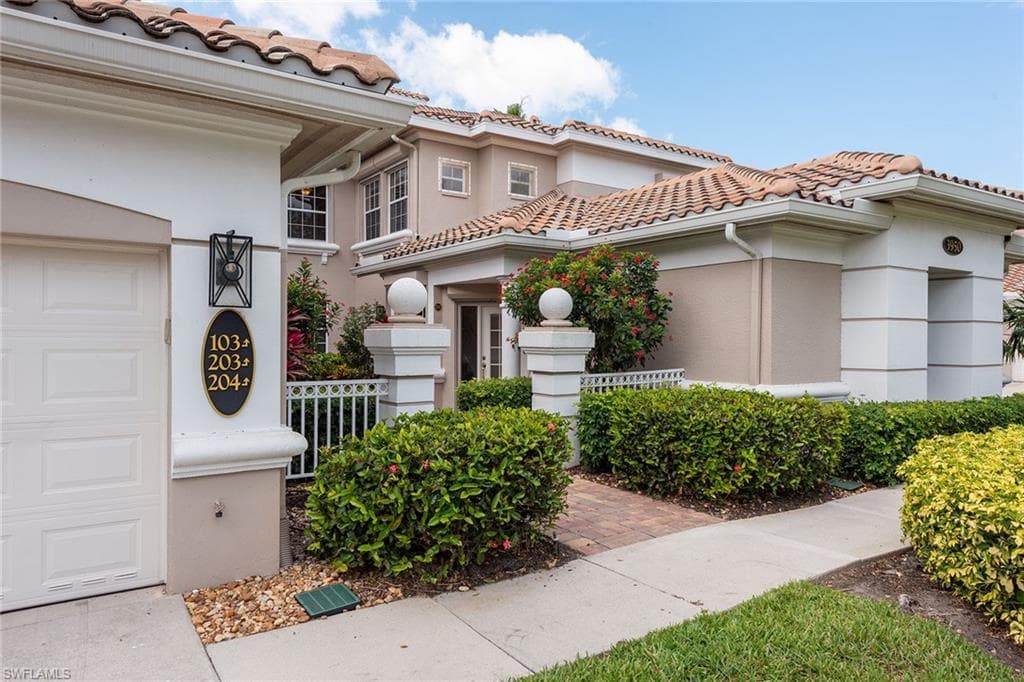 3950 Deer Crossing Ct 204, Naples, FL 34114-1