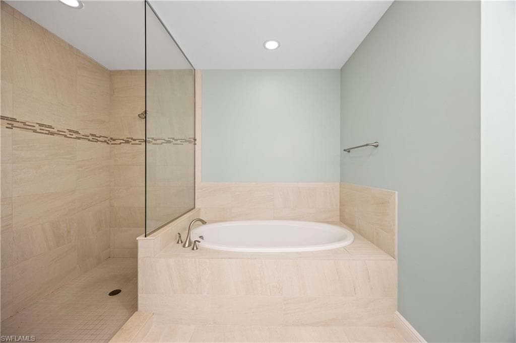 2745 Tiburon Blvd E 102, Naples, FL 34109-16