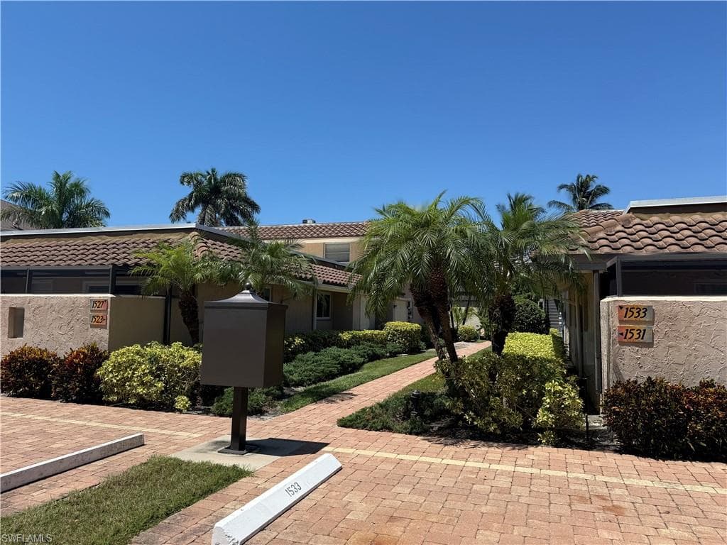 1523 Chesapeake Ave B4, Naples, FL 34102-4