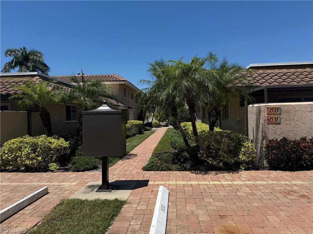 1523 Chesapeake Ave B4, Naples, FL 34102-5