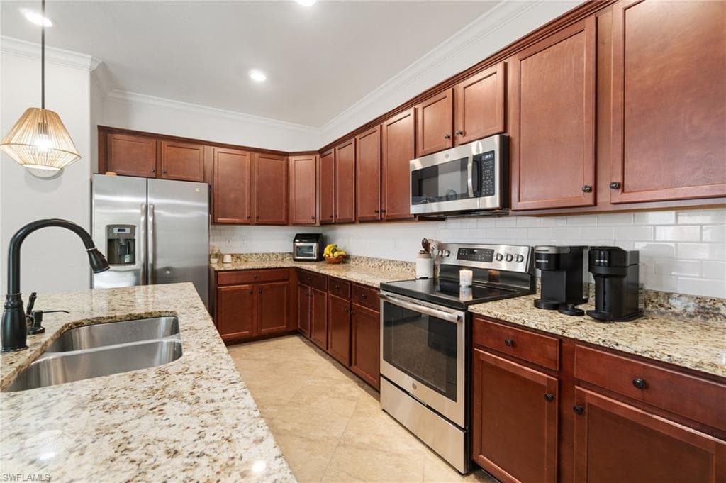9519 Foxglove Ln, Naples, FL 34120-11