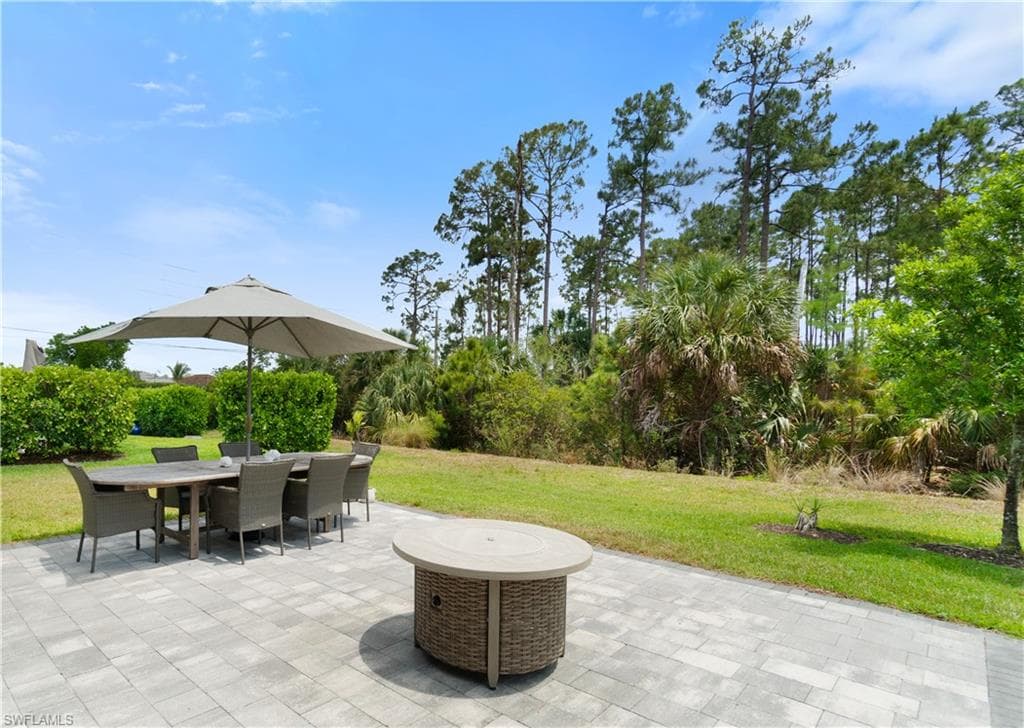 9519 Foxglove Ln, Naples, FL 34120-2