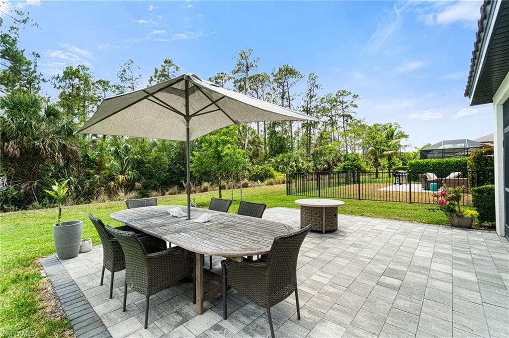9519 Foxglove Ln, Naples, FL 34120-3