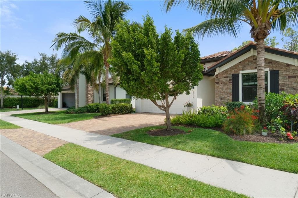 9519 Foxglove Ln, Naples, FL 34120-5