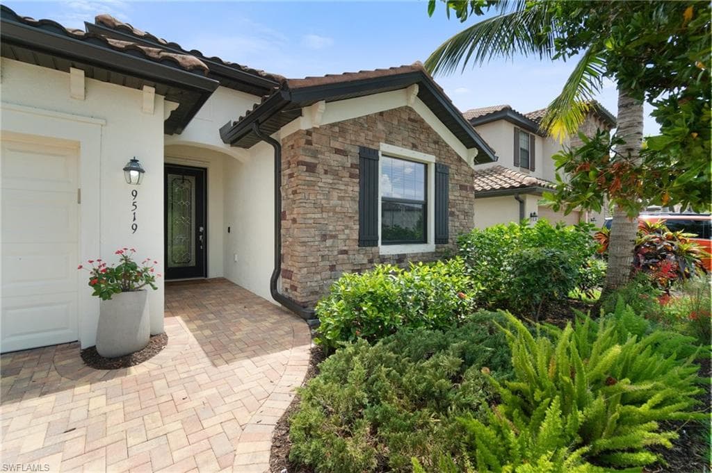 9519 Foxglove Ln, Naples, FL 34120-6