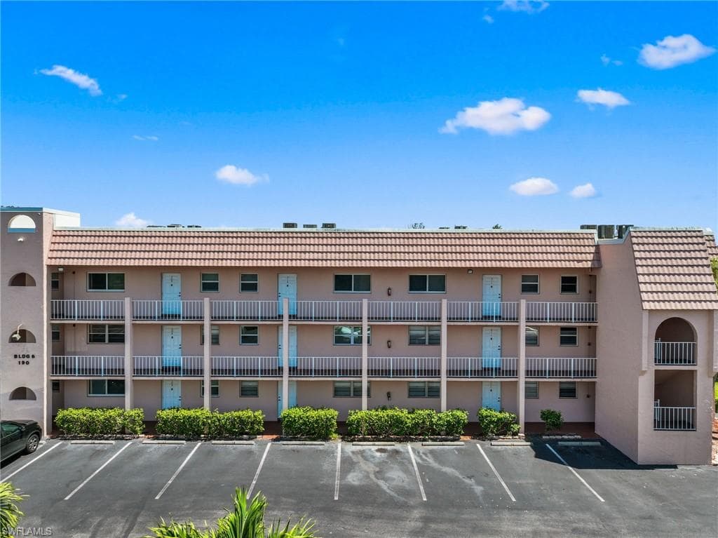 190 Turtle Lake Ct 311, Naples, FL 34105-22