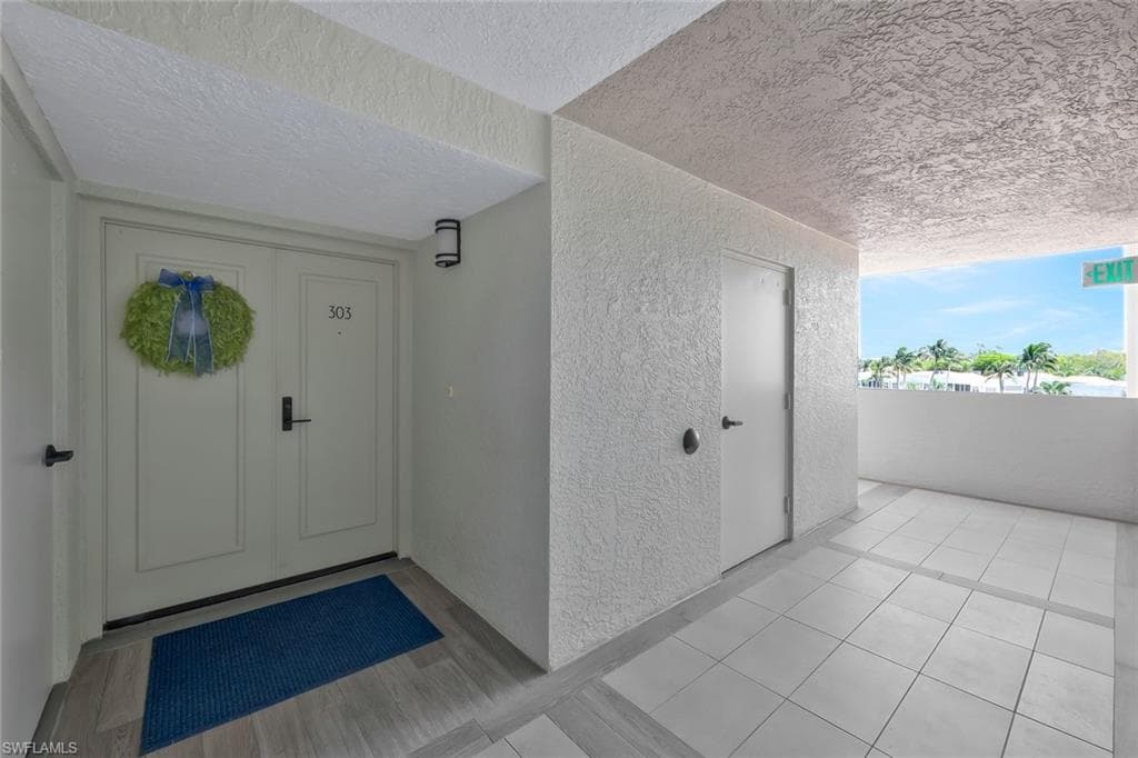 6573 Marissa Loop 303, Naples, FL 34108-23