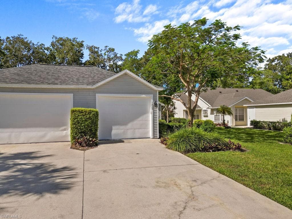 1429 Monarch Cir, Naples, FL 34116-1