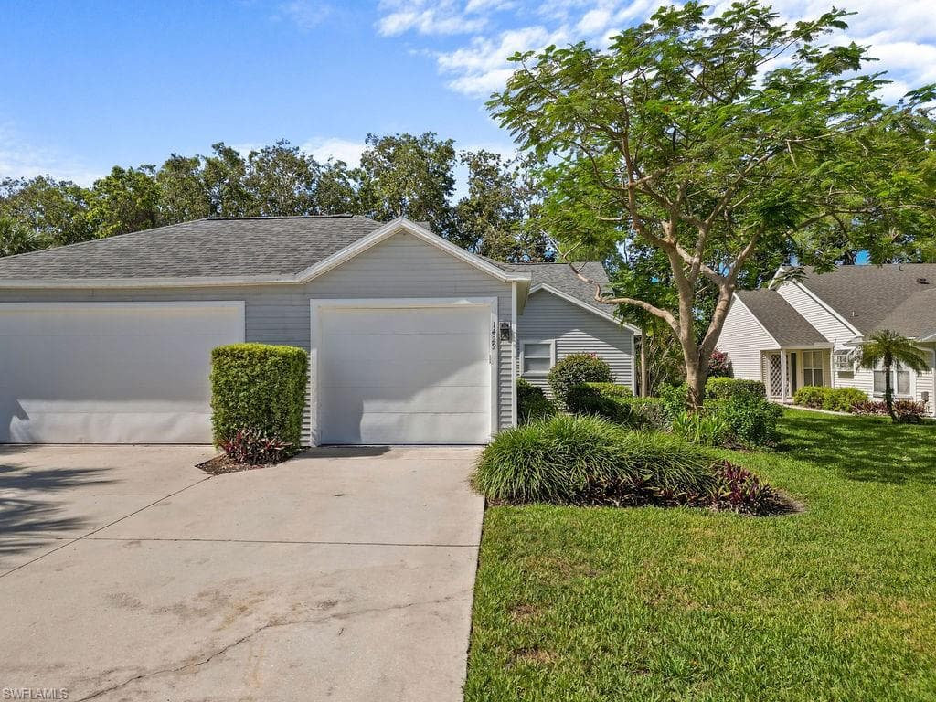 1429 Monarch Cir, Naples, FL 34116-3